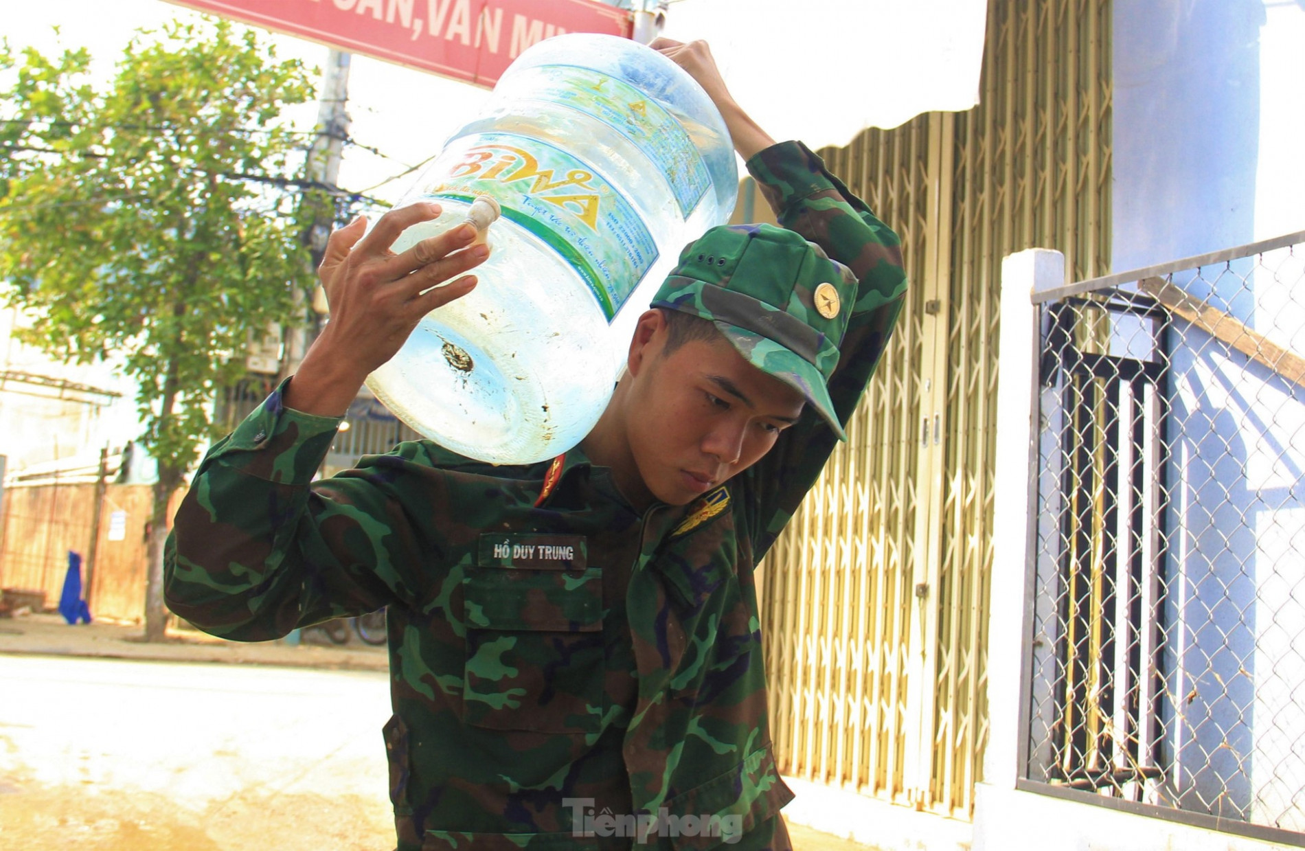 Bộ đội cõng nước sạch cho dân vùng ngập sau nhiều ngày khát khô ảnh 9