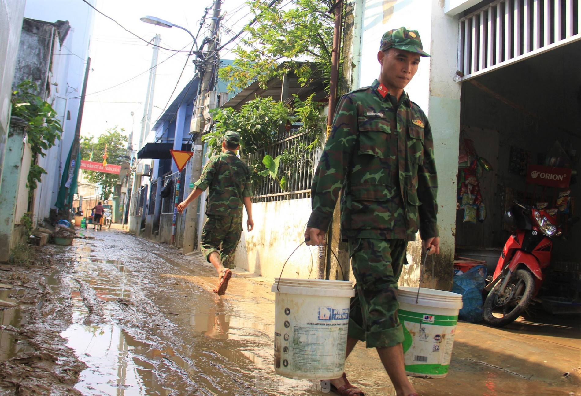 Bộ đội cõng nước sạch cho dân vùng ngập sau nhiều ngày khát khô ảnh 8