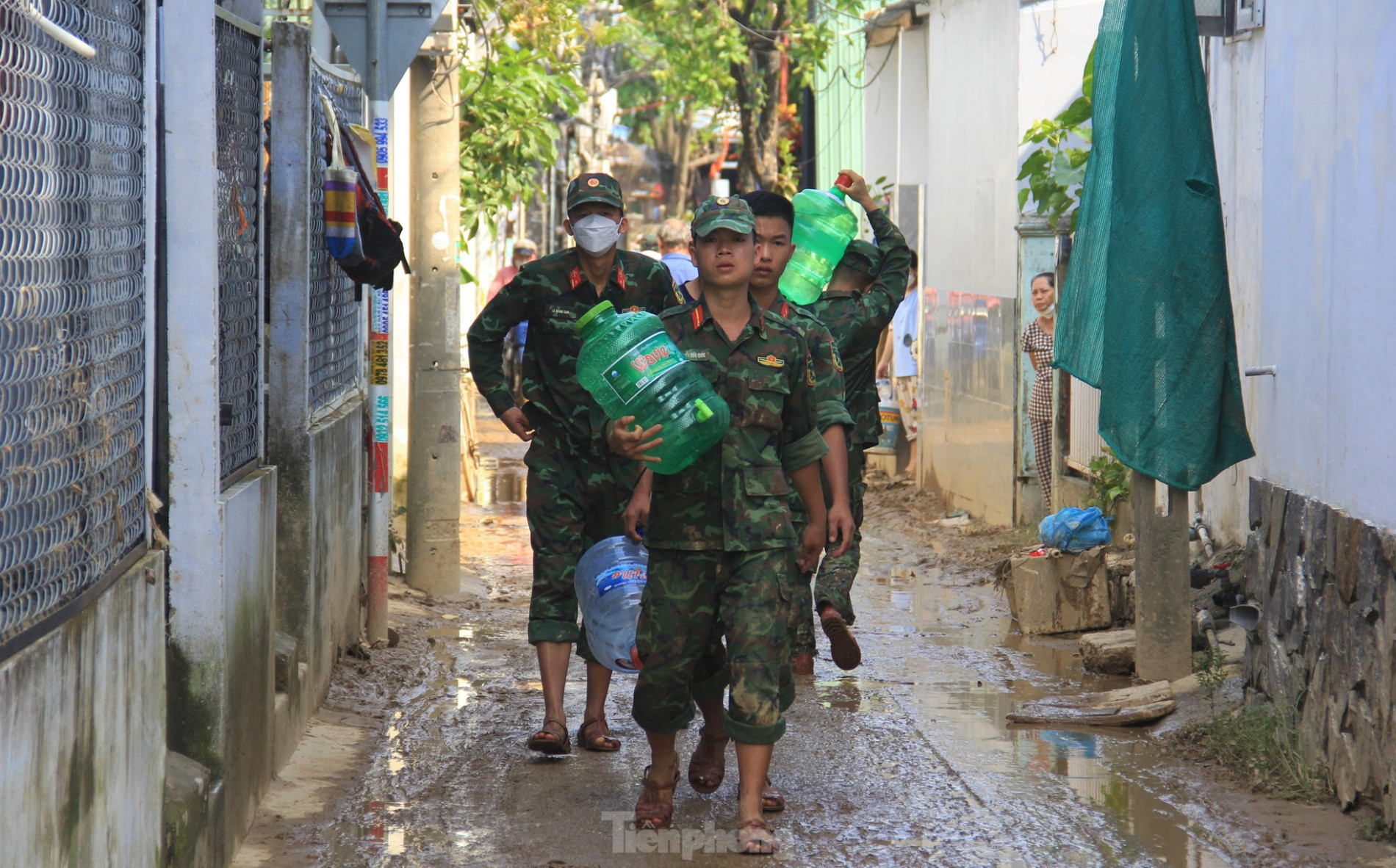 Bộ đội cõng nước sạch cho dân vùng ngập sau nhiều ngày khát khô ảnh 12