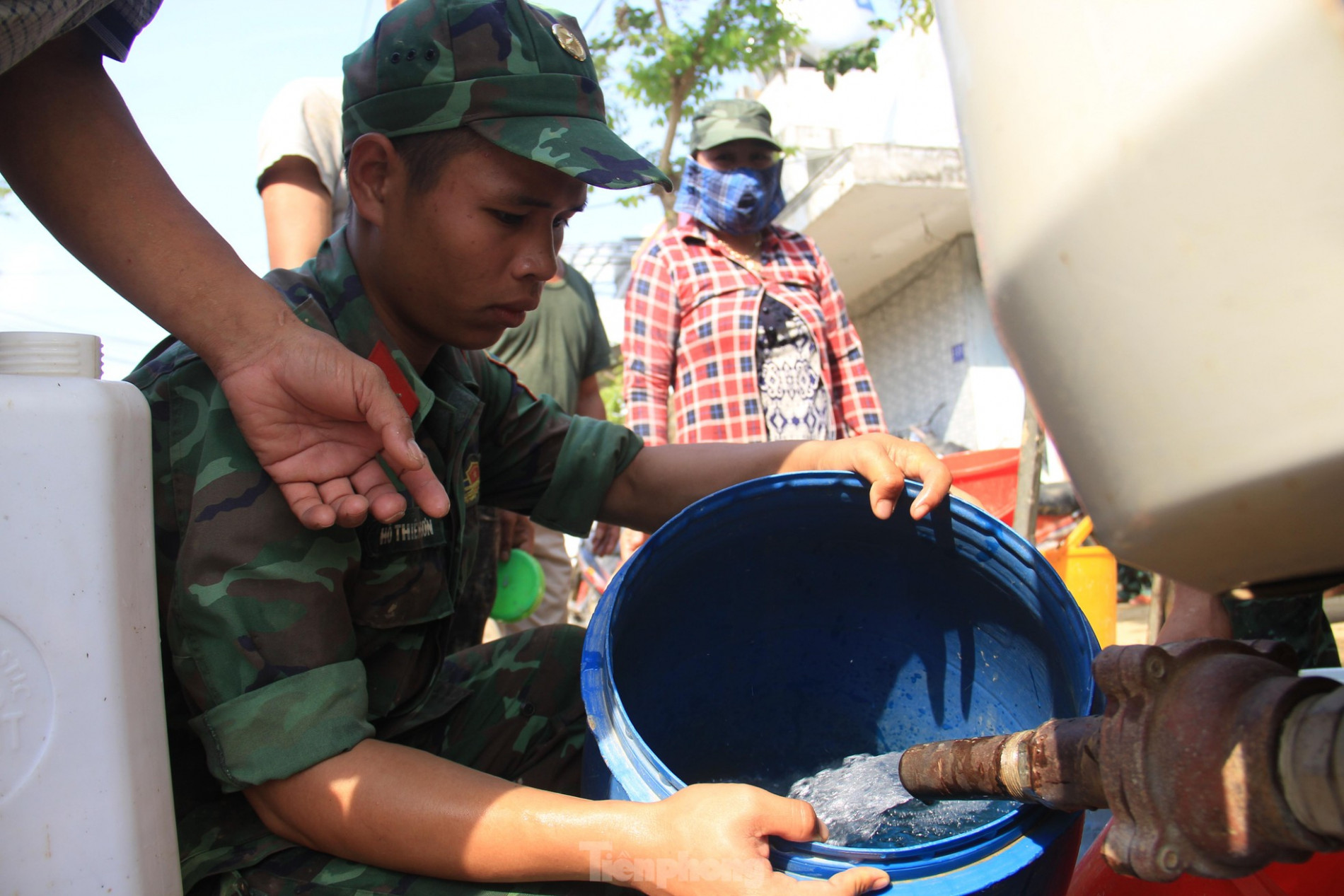 Bộ đội cõng nước sạch cho dân vùng ngập sau nhiều ngày khát khô ảnh 14