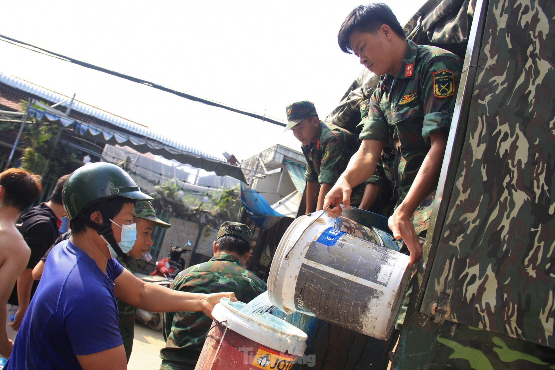 Bộ đội cõng nước sạch cho dân vùng ngập sau nhiều ngày khát khô ảnh 17
