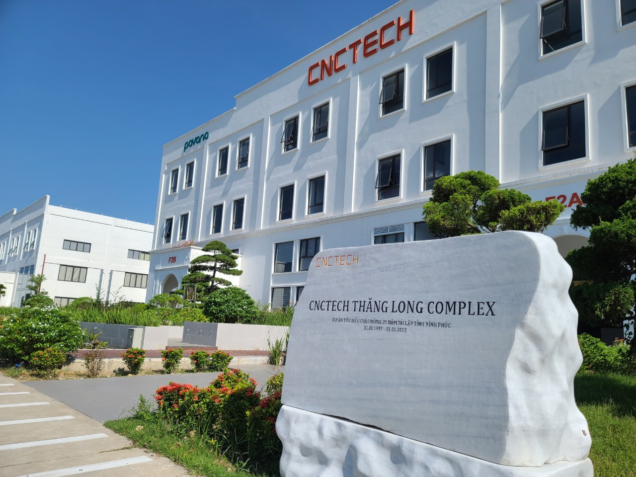 Nhà máy CNC Tech Thăng Long tại KCN của Tập đoàn Sumitomo Nhật Bản thuộc dự án KCN Thăng Long Vĩnh Phúc với tổng mức đầu tư 466 tỷ đồng và đang tiếp tục mở rộng quy mô thêm với tổng vốn đầu tư 298 tỷ đồng.