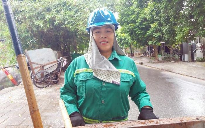 Chị Phạm Thị Thuận, Tổ trưởng tổ thu gom rác phường Kênh Dương.