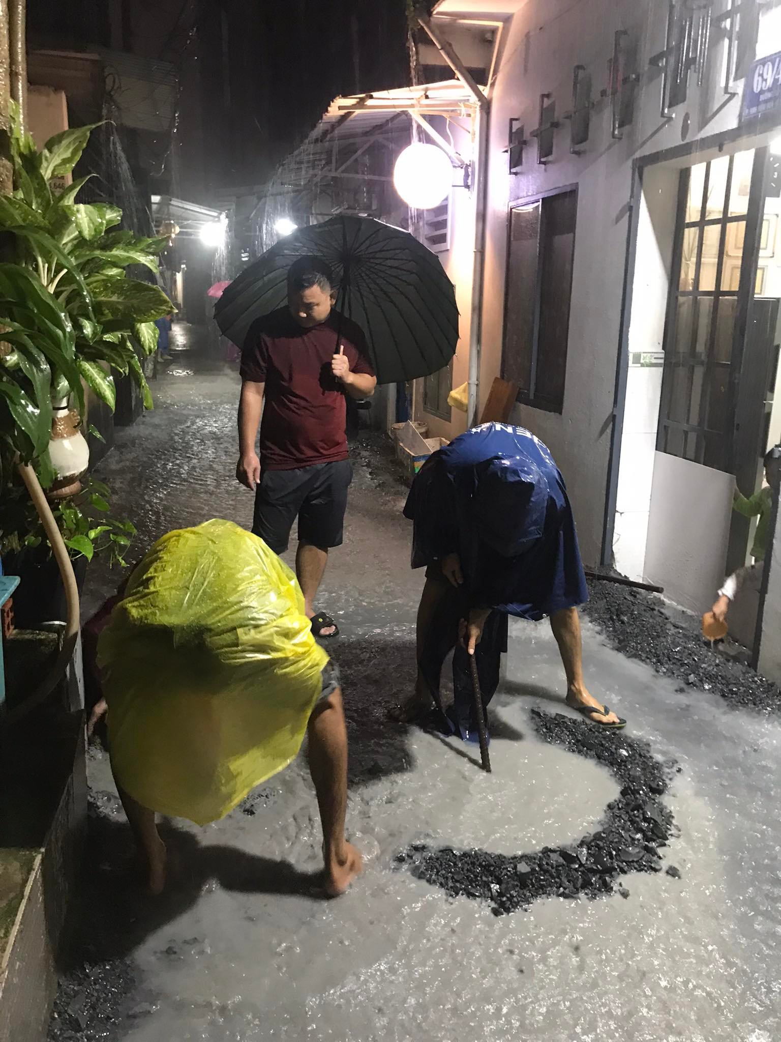 Mưa xối xả trong đêm khiến nhiều đường và nhà ở TP.HCM bị ngập nặng, người dân hì hục tát nước - Ảnh 5.