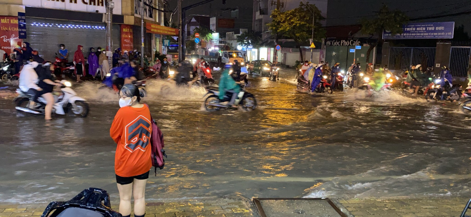 Mưa xối xả trong đêm khiến nhiều đường và nhà ở TP.HCM bị ngập nặng, người dân hì hục tát nước - Ảnh 8.