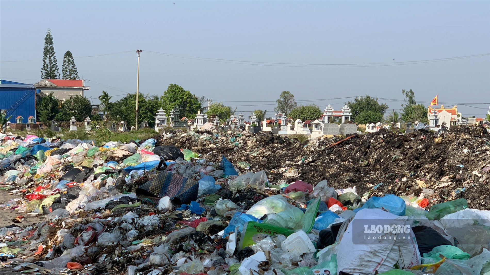 Đáng nói, bãi rác này nằm ngay cạnh khu vực nghĩa trang của xã Bắc Hưng (huyện Tiên Lãng)