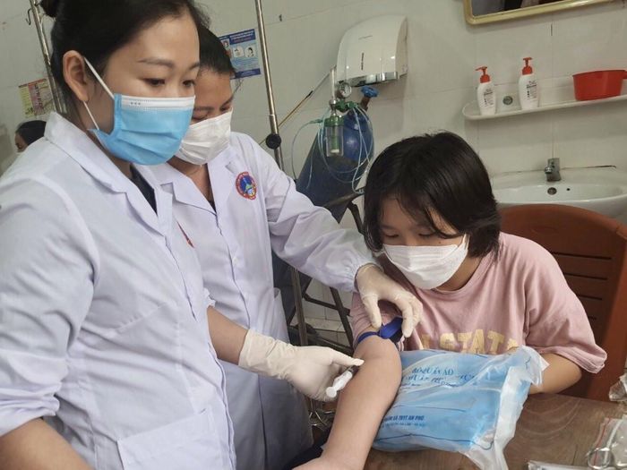 CDC tỉnh lấy mẫu xét nghiệm cho bệnh nhi tại khoa Nhi, Trung tâm Y tế huyện Chợ Đồn. Ảnh: BK