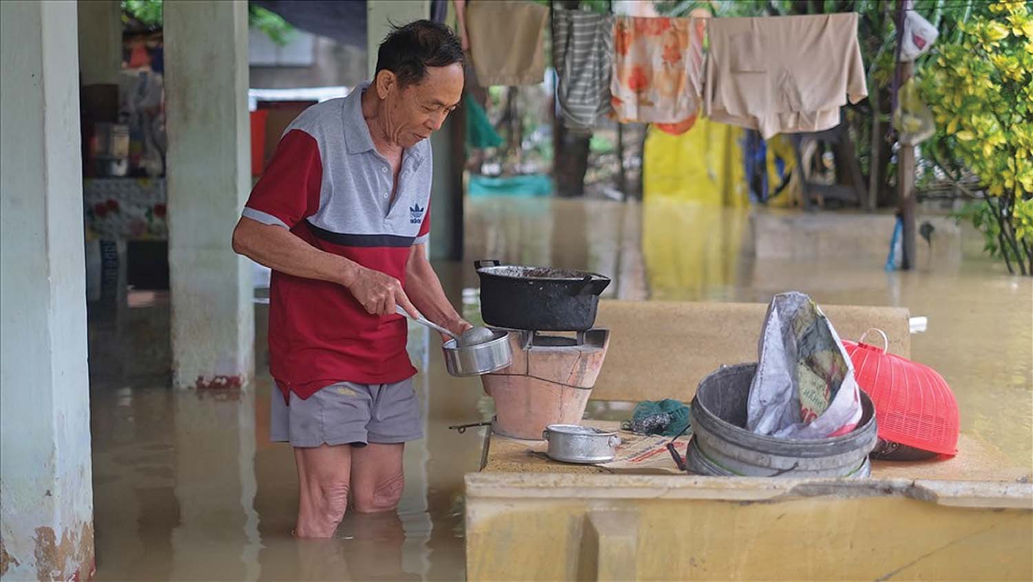 Ông Trương Hùng, thôn Phú Trung, xã Vĩnh Trung (Nha Trang) bên trong căn nhà bị ngập sâu sau một trận mưa &#x9;Ảnh: Nhiệt Băng