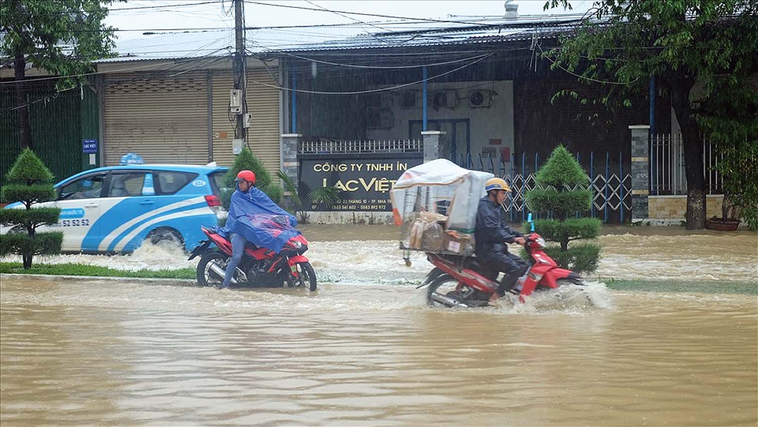 Đường 23 tháng 10, đoạn qua thôn Phú Trung, xã Vĩnh Thạnh (Nha Trang) thường xuyên bị ngập sâu khi có mưa, lũ lớn&#x9;Ảnh: Nhiệt Băng&#x9;