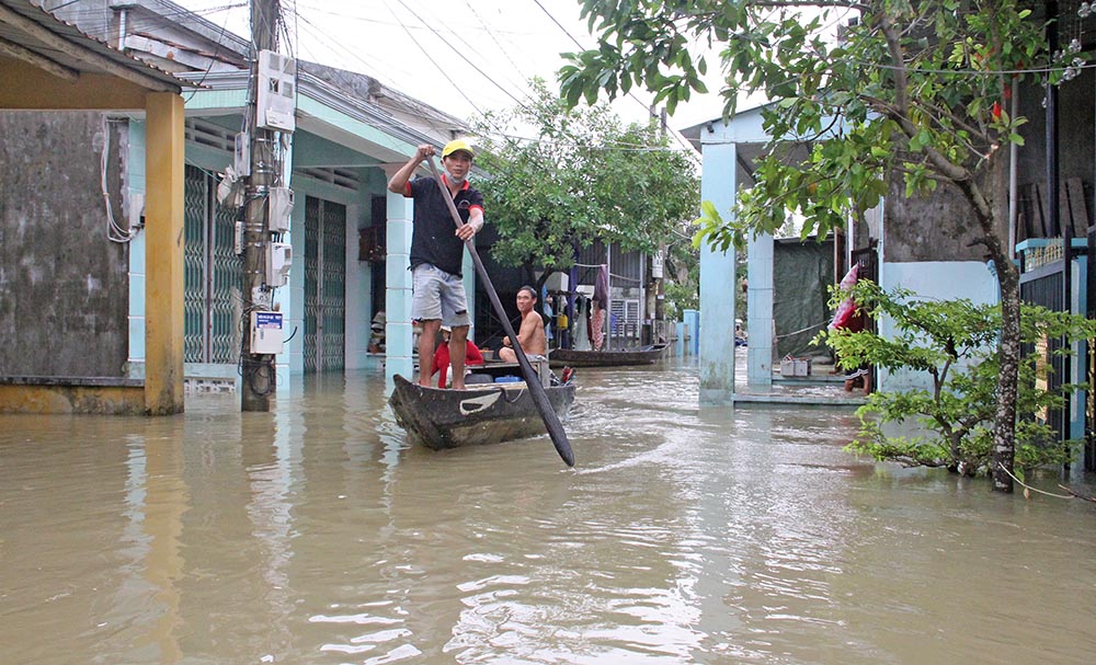 Người dân phường Phước Hòa, TP. Tam Kỳ (tỉnh Quảng Nam) phải dùng ghe di chuyển trên phố sau trận mưa lớn vào ngày 10/10/2022&#x9;Ảnh: Nhiệt Băng&#x9;
