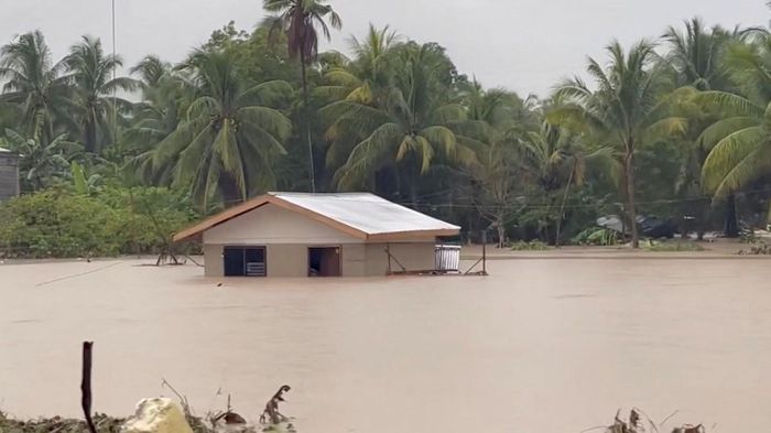 Bão Nalgae gây mưa lớn, ngập lụt và lở đất đã khiến ít nhất 50 người tại làng Datu Odin Sinsuat ở Philippines thiệt mạng. (Nguồn: Reuters)