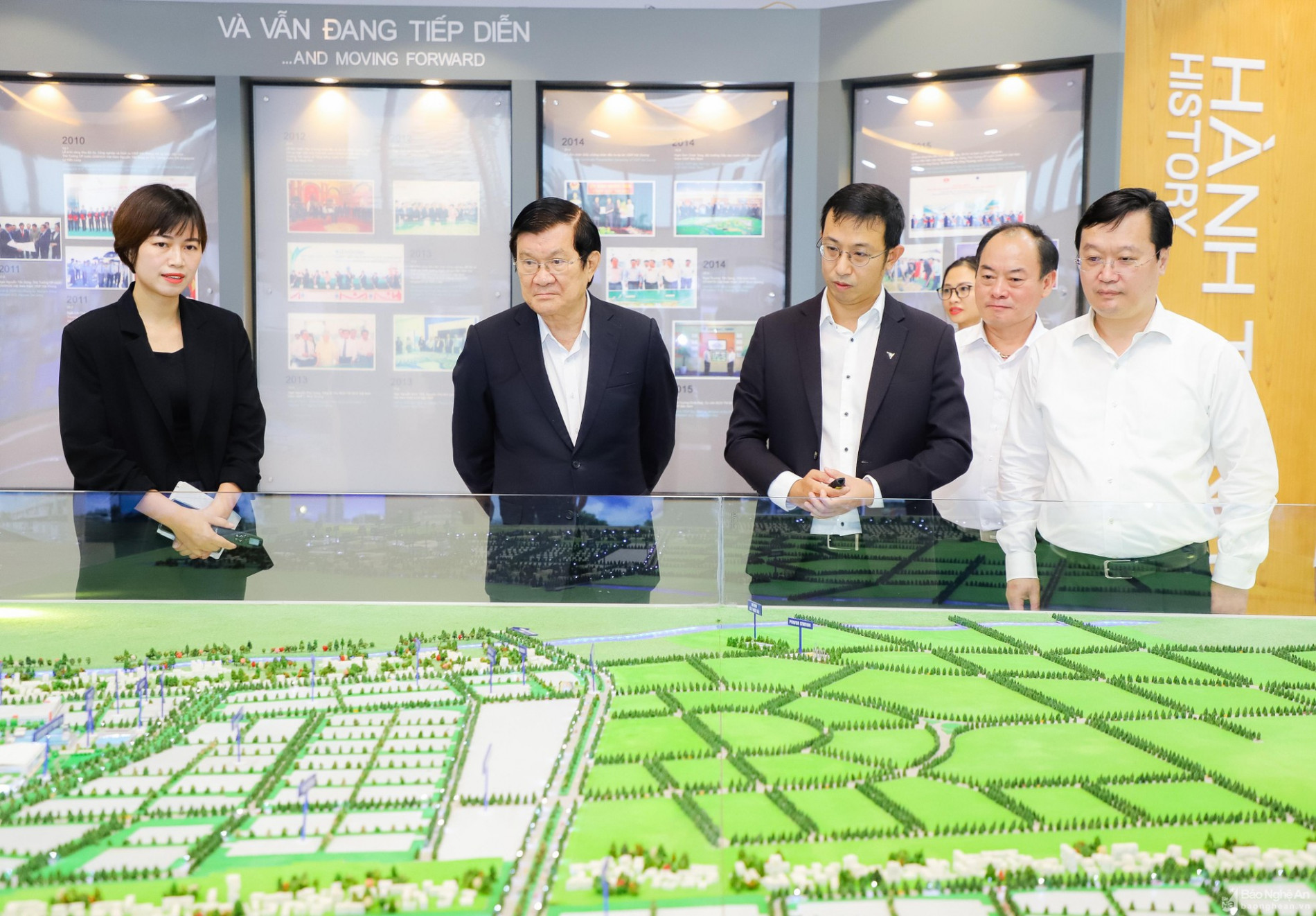 Nguyên Chủ tịch nước Trương Tấn Sang thăm Khu Công nghiệp VSIP Nghệ An ảnh 2