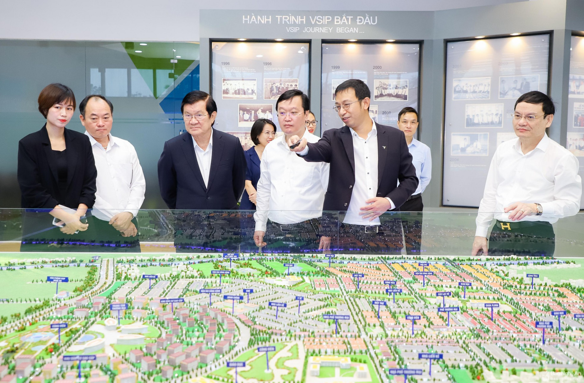 Nguyên Chủ tịch nước Trương Tấn Sang thăm Khu Công nghiệp VSIP Nghệ An ảnh 3