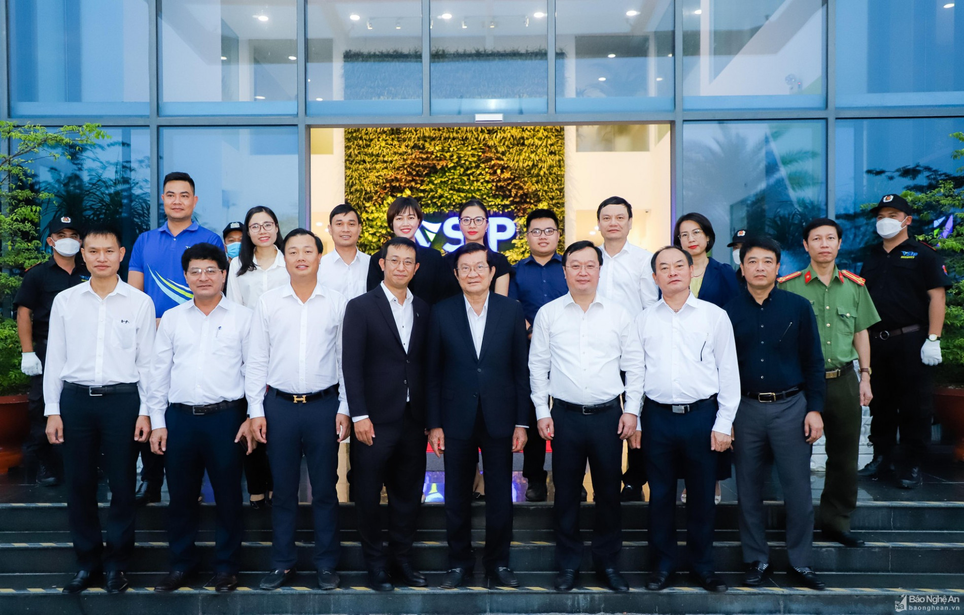 Nguyên Chủ tịch nước Trương Tấn Sang thăm Khu Công nghiệp VSIP Nghệ An ảnh 6