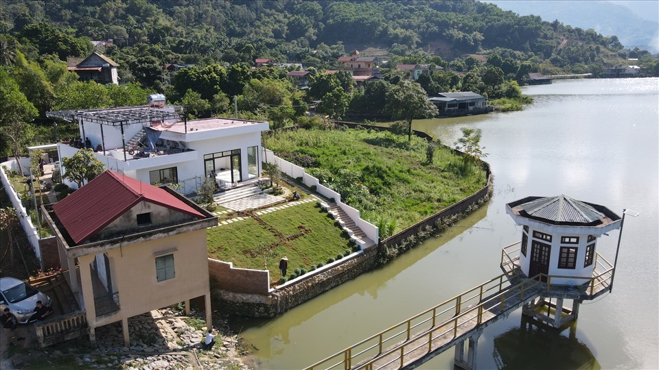 Một trong những công trình vi phạm tại Hồ Cửa Khâu, xã Đông Xuân, huyện Quốc Oai