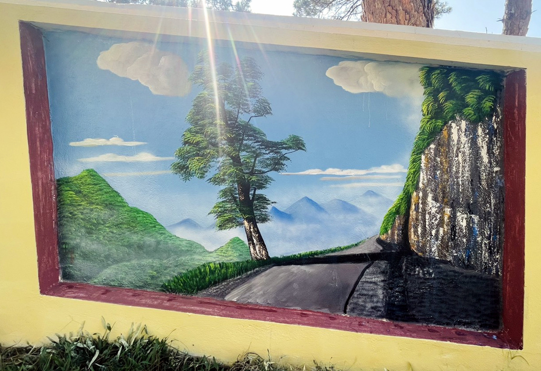 Những bức tranh tường đẹp về Cao nguyên đá ở Trường PTDT Bán trú THCS Na Khê
