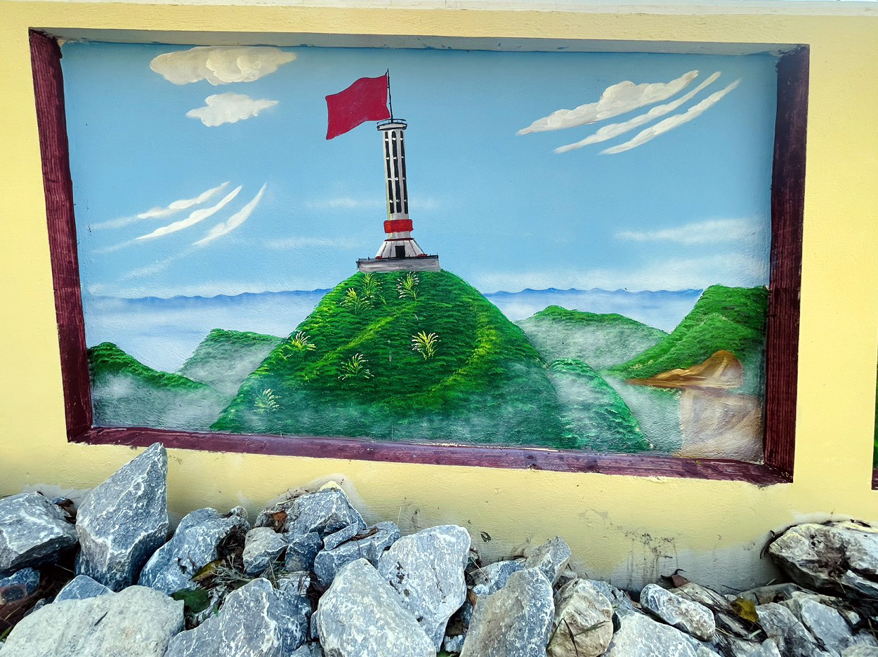 Những bức tranh tường đẹp về Cao nguyên đá ở Trường PTDT Bán trú THCS Na Khê