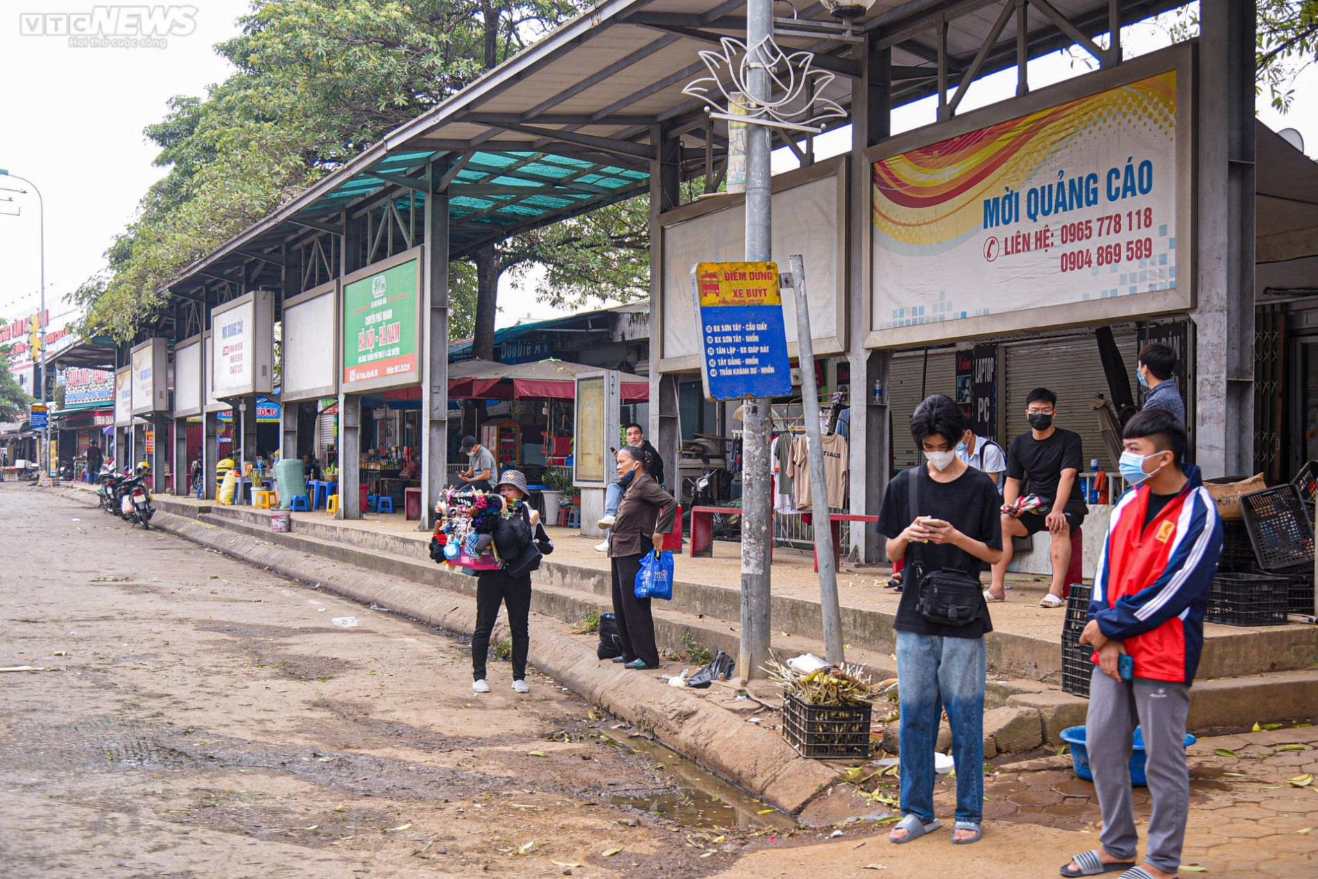 Nhà chờ xe buýt Hà Nội bị biến thành hàng quán, rác thải bủa vây - Ảnh 2.