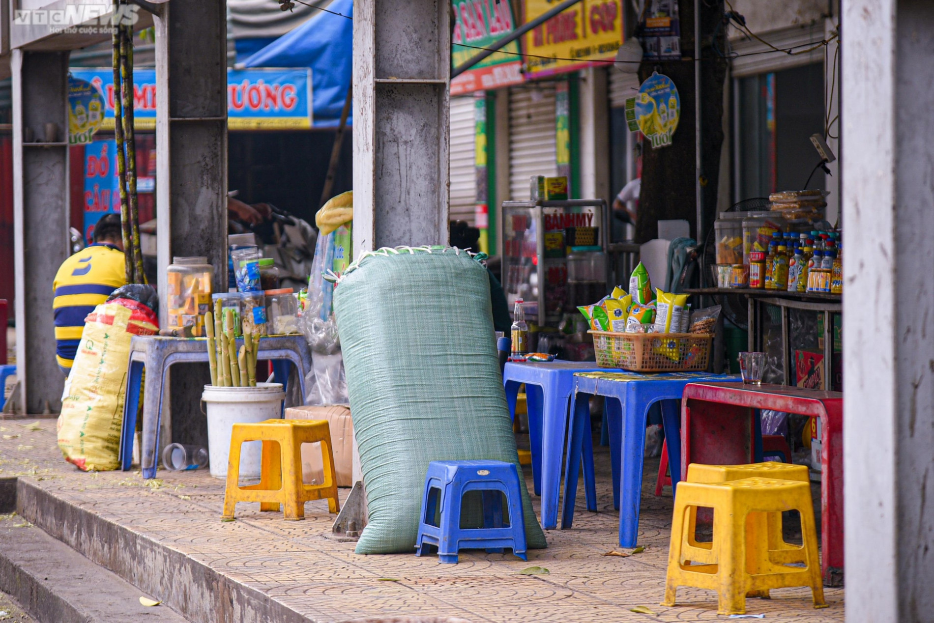 Nhà chờ xe buýt Hà Nội bị biến thành hàng quán, rác thải bủa vây - Ảnh 4.