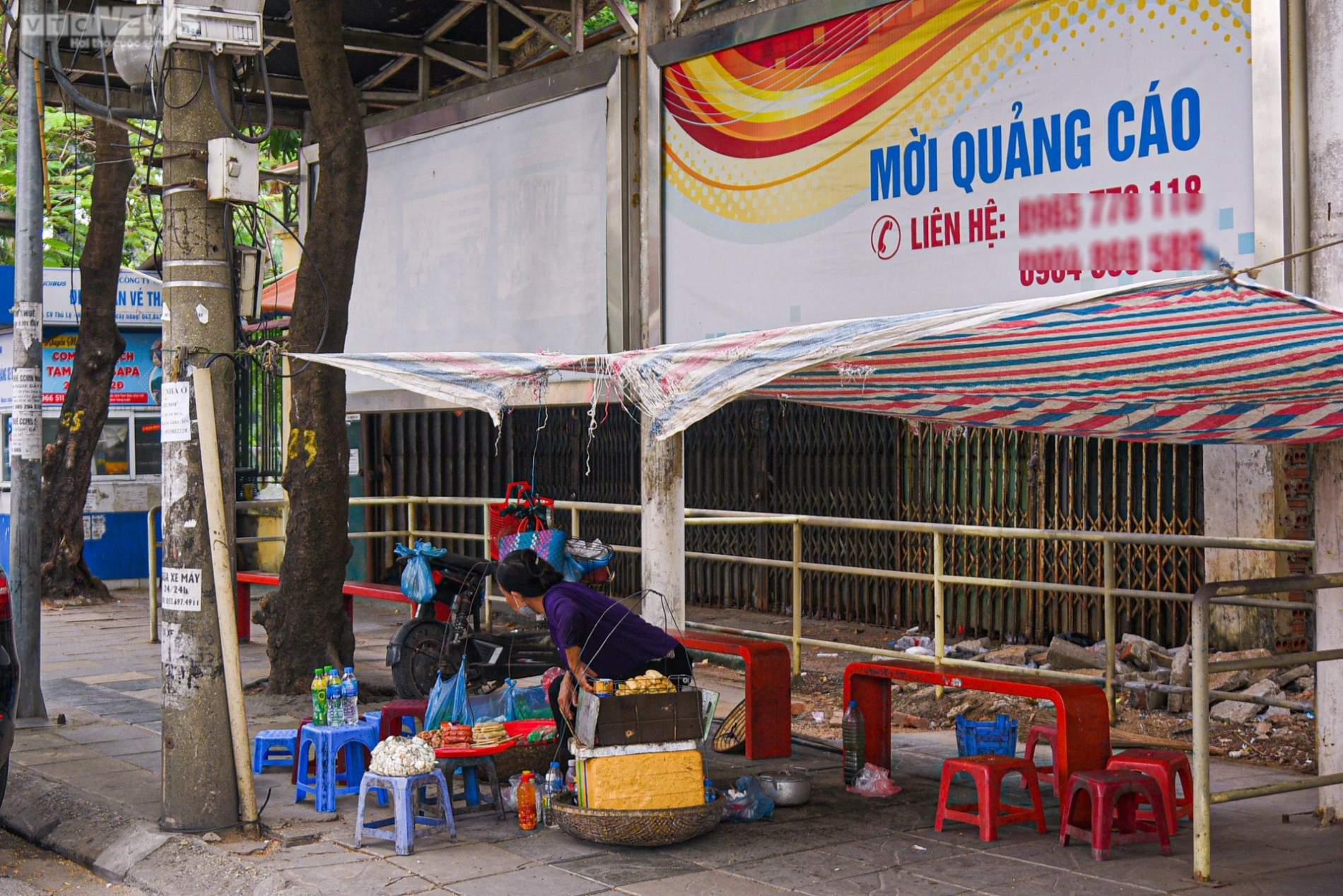 Nhà chờ xe buýt Hà Nội bị biến thành hàng quán, rác thải bủa vây - Ảnh 6.
