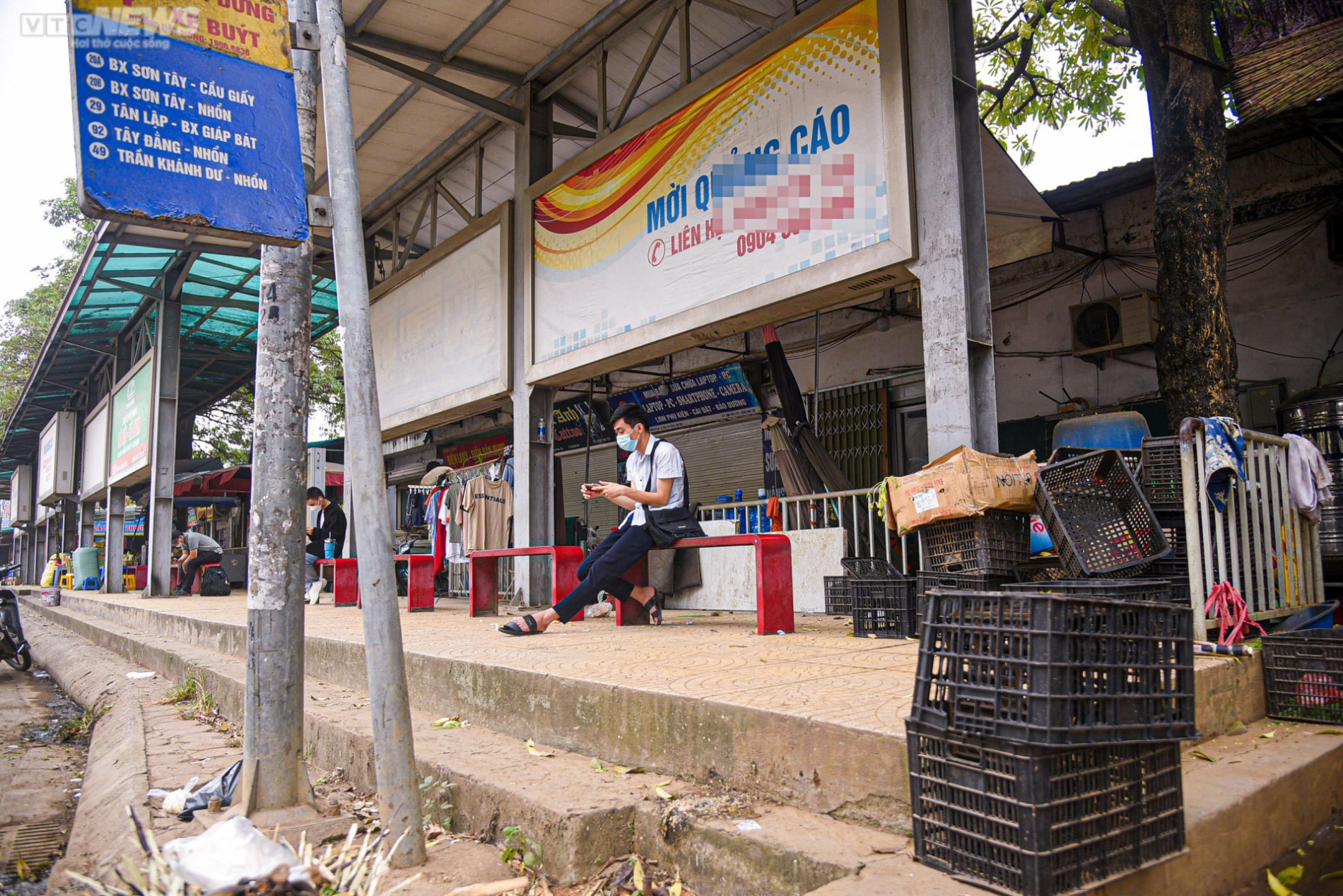 Nhà chờ xe buýt Hà Nội bị biến thành hàng quán, rác thải bủa vây - Ảnh 7.