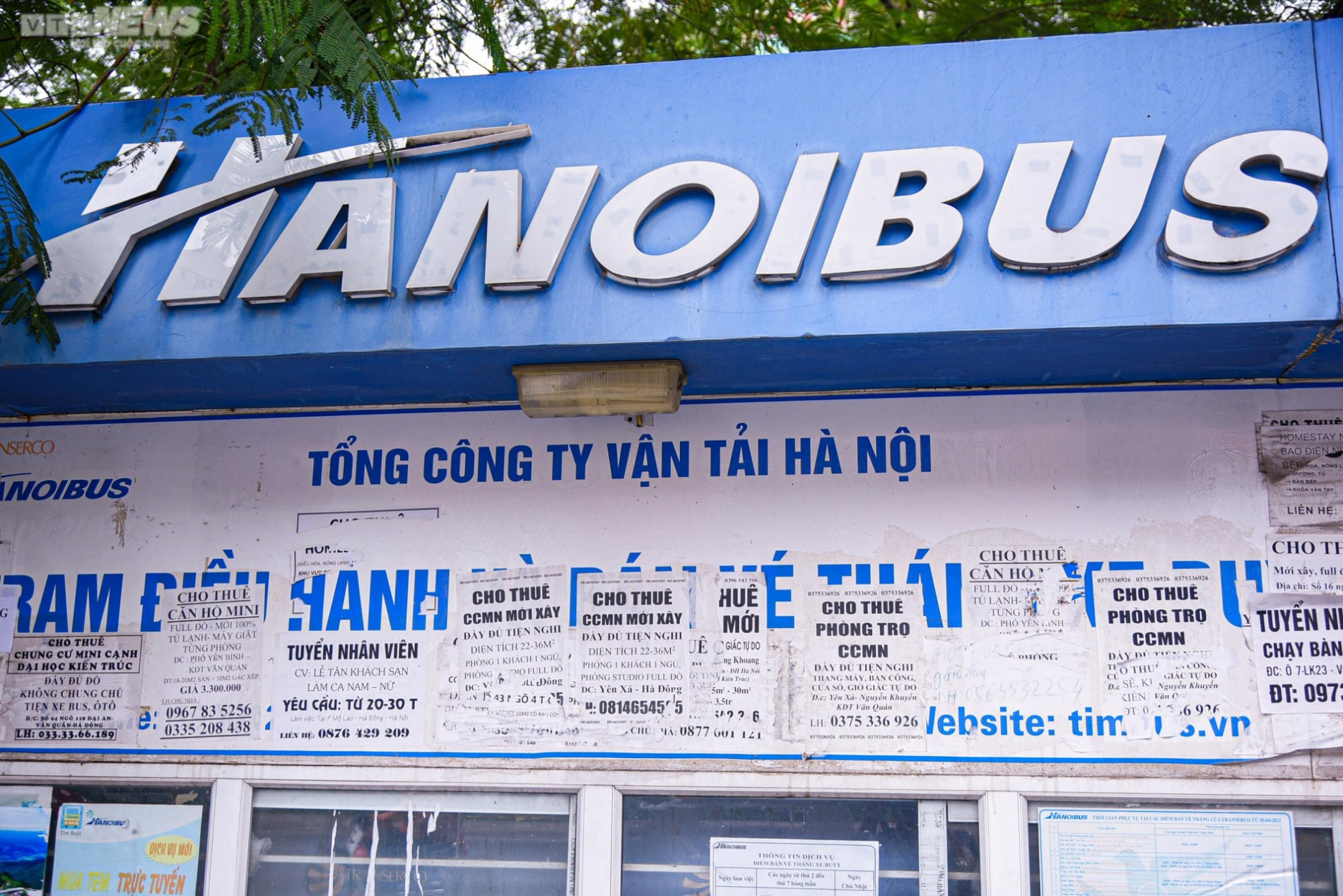 Nhà chờ xe buýt Hà Nội bị biến thành hàng quán, rác thải bủa vây - Ảnh 10.