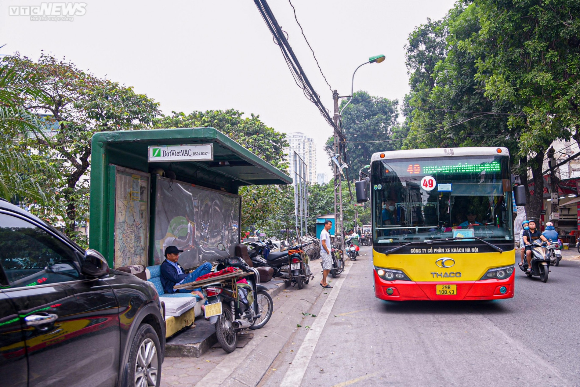 Nhà chờ xe buýt Hà Nội bị biến thành hàng quán, rác thải bủa vây - Ảnh 11.