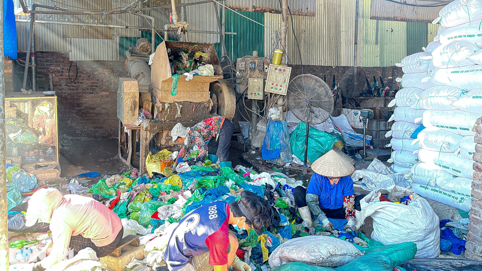 Ngôi làng tái chế lớn nhất Việt Nam, tỷ phú nhập rác quốc tế về làm giàu - 9