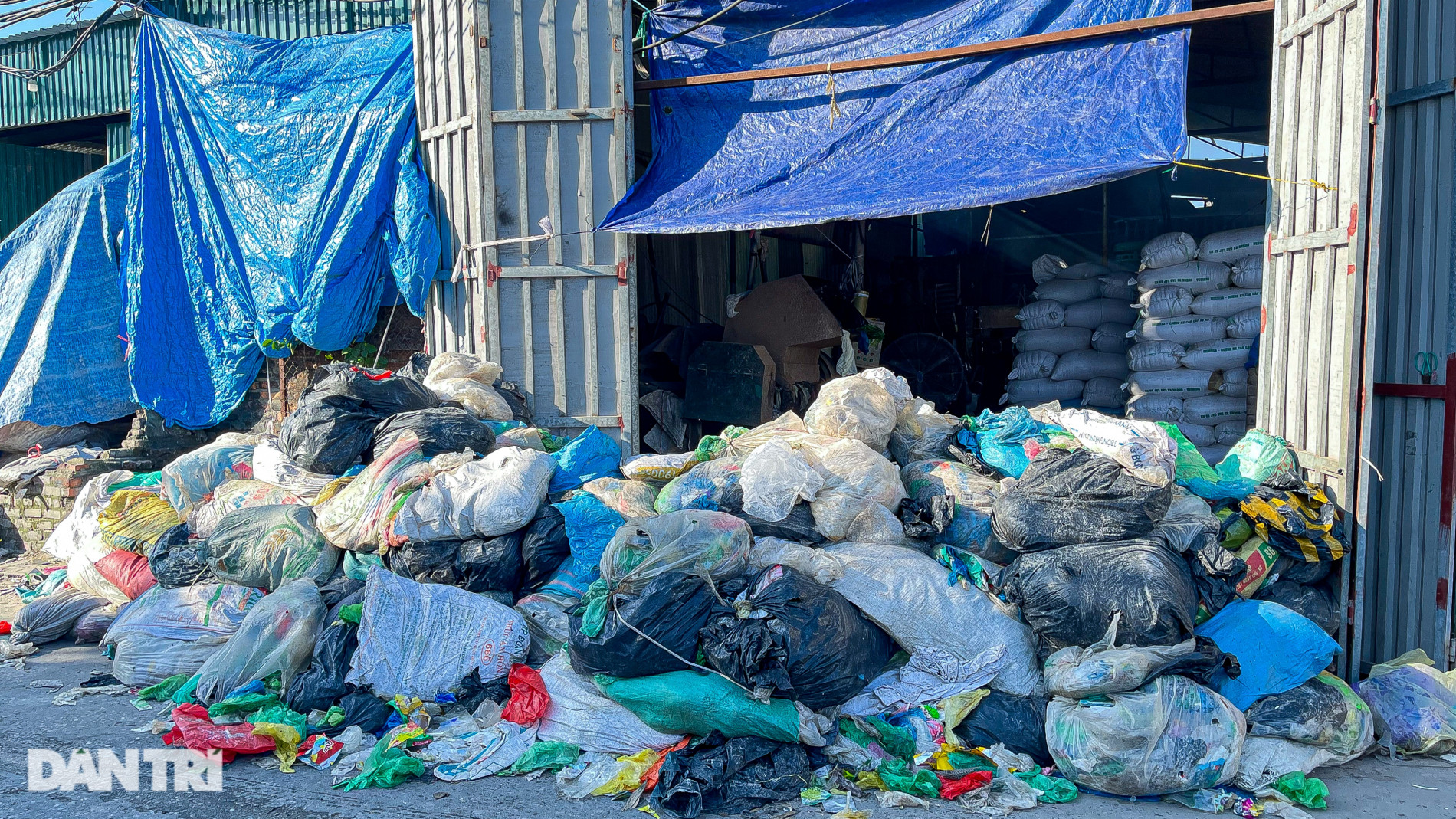 Ngôi làng tái chế lớn nhất Việt Nam, tỷ phú nhập rác quốc tế về làm giàu - 10