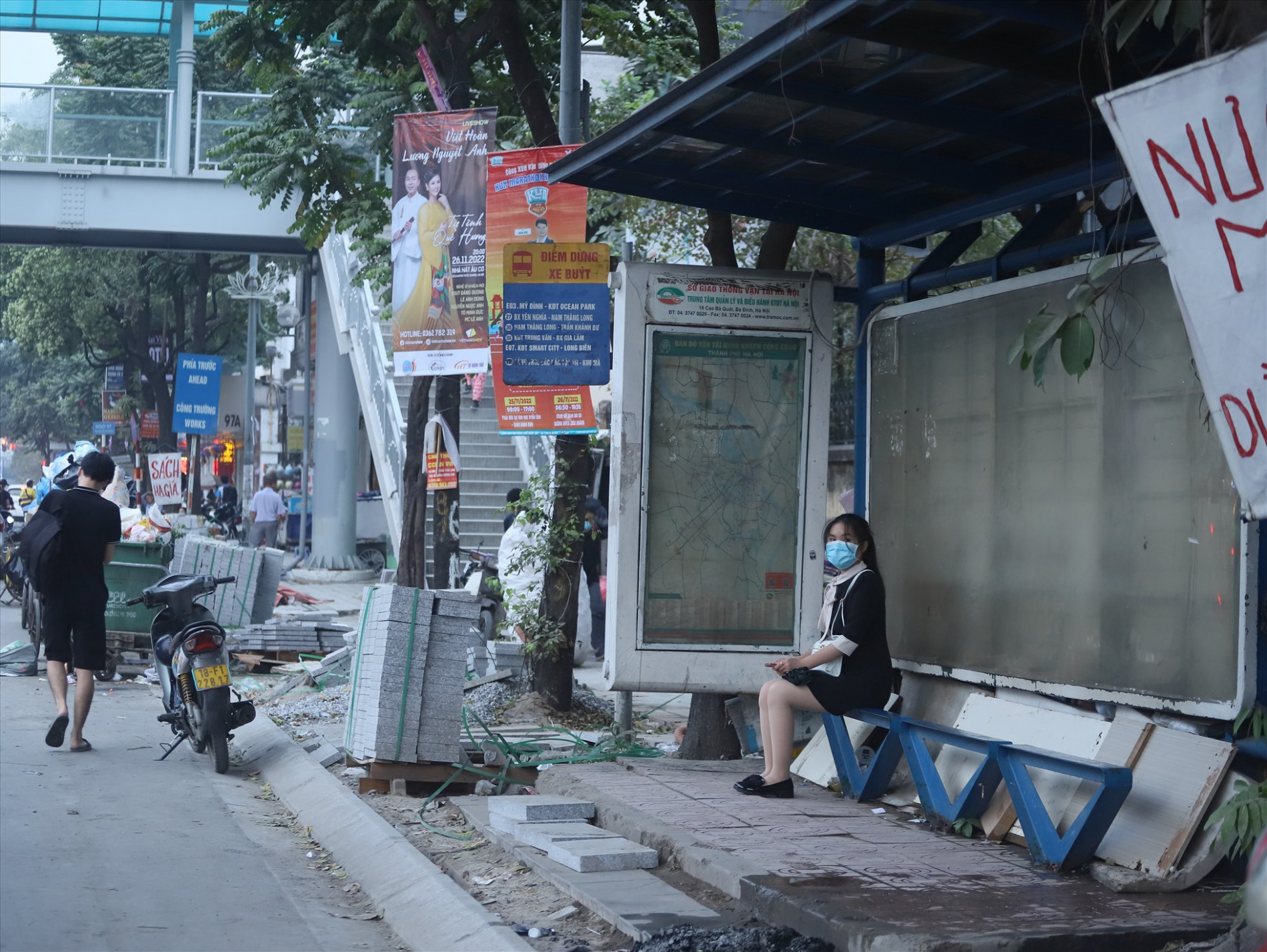 Khu vực nhà chờ xe buýt trên đường Nguyễn Chí Thanh bị quây bởi vật liệu xây dựng.