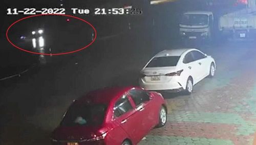 Chiếc xe ô tô tông nạn nhân tử vong được camera an ninh bên đường ghi lại nhưng không rõ hình ảnh, chưa xác định được biển số xe. (Ảnh cắt từ clip)