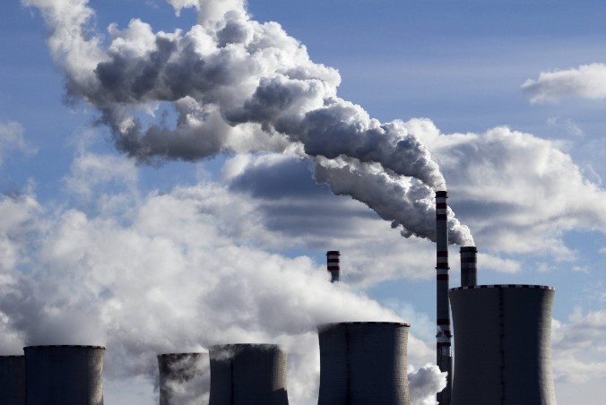 Hoạt động công nghiệp, đốt cháy nhiên liệu hoá thạch là một trong những nguồn ô nhiễm không khí chủ yếu