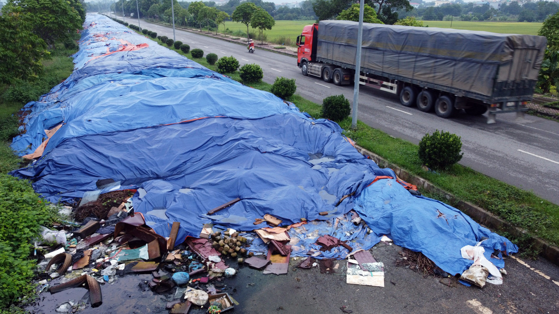 Để rác bủa vây khắp nơi, Chủ tịch TP Hòa Bình nói 'rất xấu hổ'