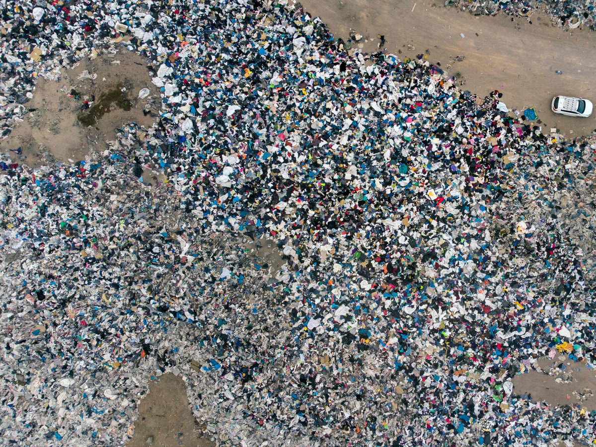 Sa mạc Chile trở thành bãi rác sân sau của cả thế giới - Ảnh 1.