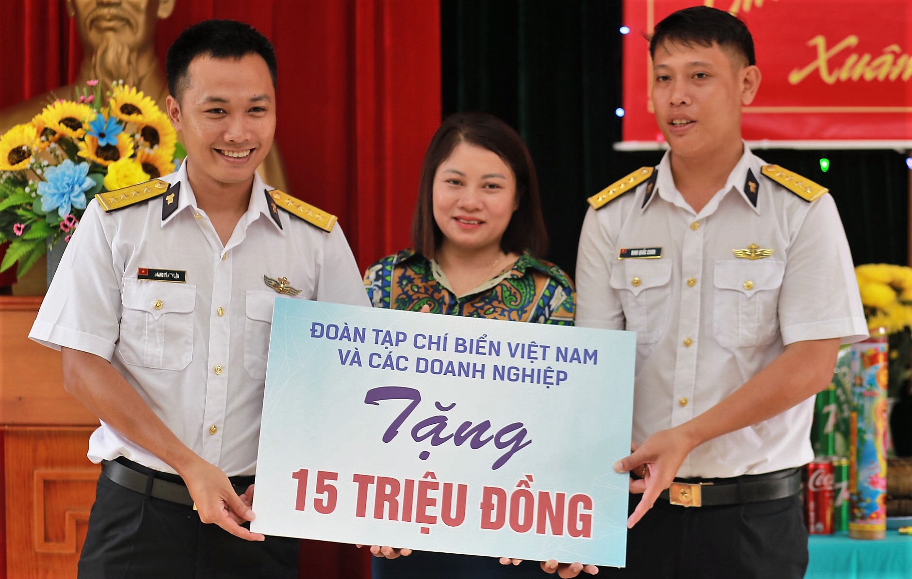 Tạp chí Biển Việt Nam mang Tết sớm đến với cán bộ, chiến sĩ Hải quân và Nhân dân ở Tây Nam