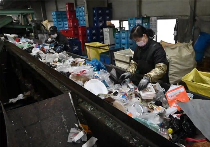 Công nhân phân loại rác tại một nhà máy xử lý rác thải sinh hoạt. Ảnh: Jung Yeon-Je/AFP/Getty Images.