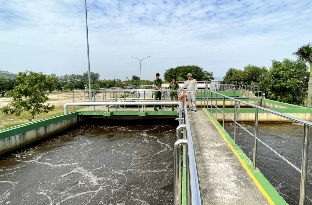 Lực lượng Cảnh sát PCTP về môi trường (Công an tỉnh) kiểm tra công tác xử lý nước thải tại KCN Đông Mai.