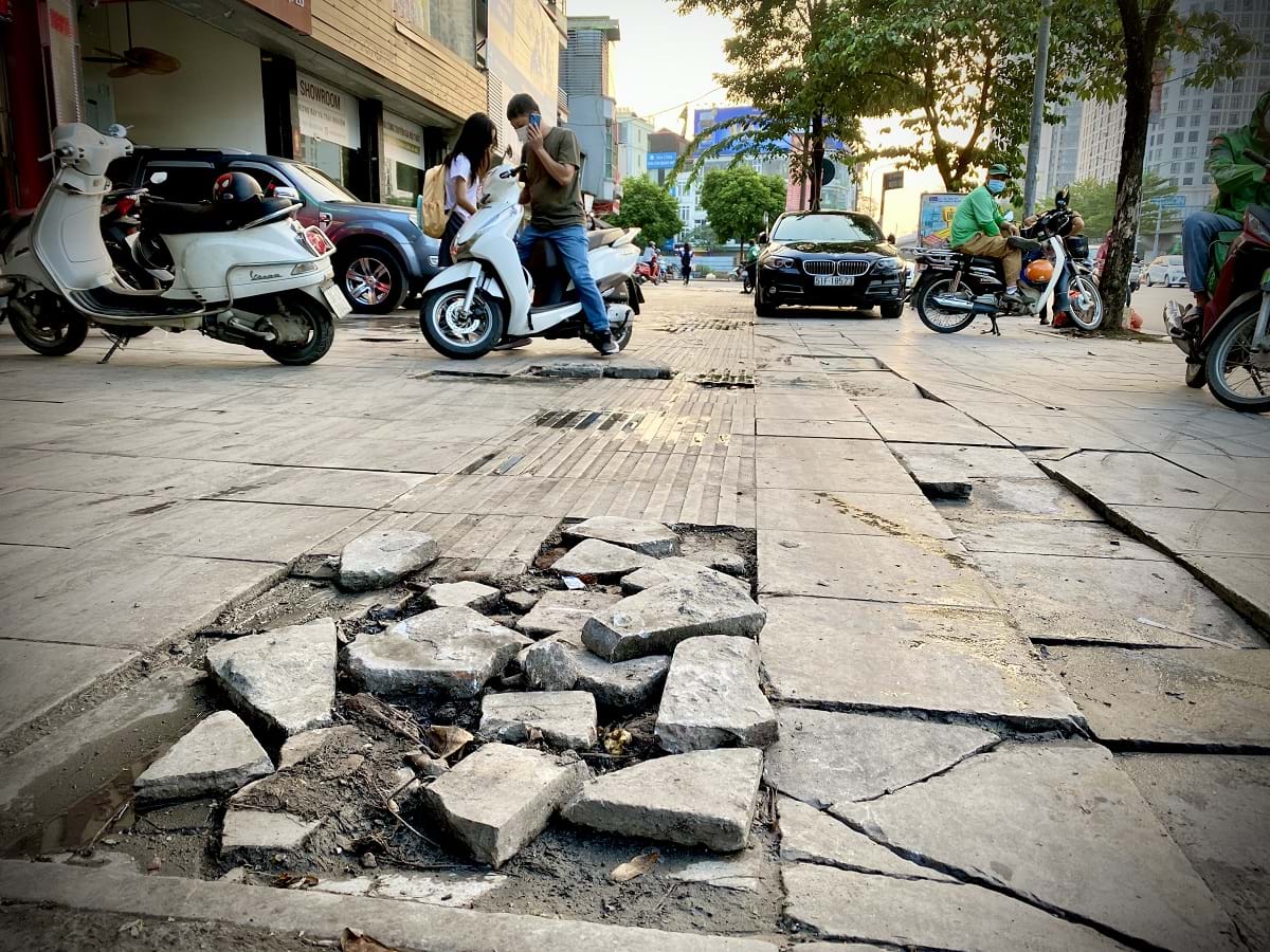 Vụ đá vỉa hè ở Hà Nội 'tự vỡ' do mưa: Không lẽ phải làm mái che cho vỉa hè?