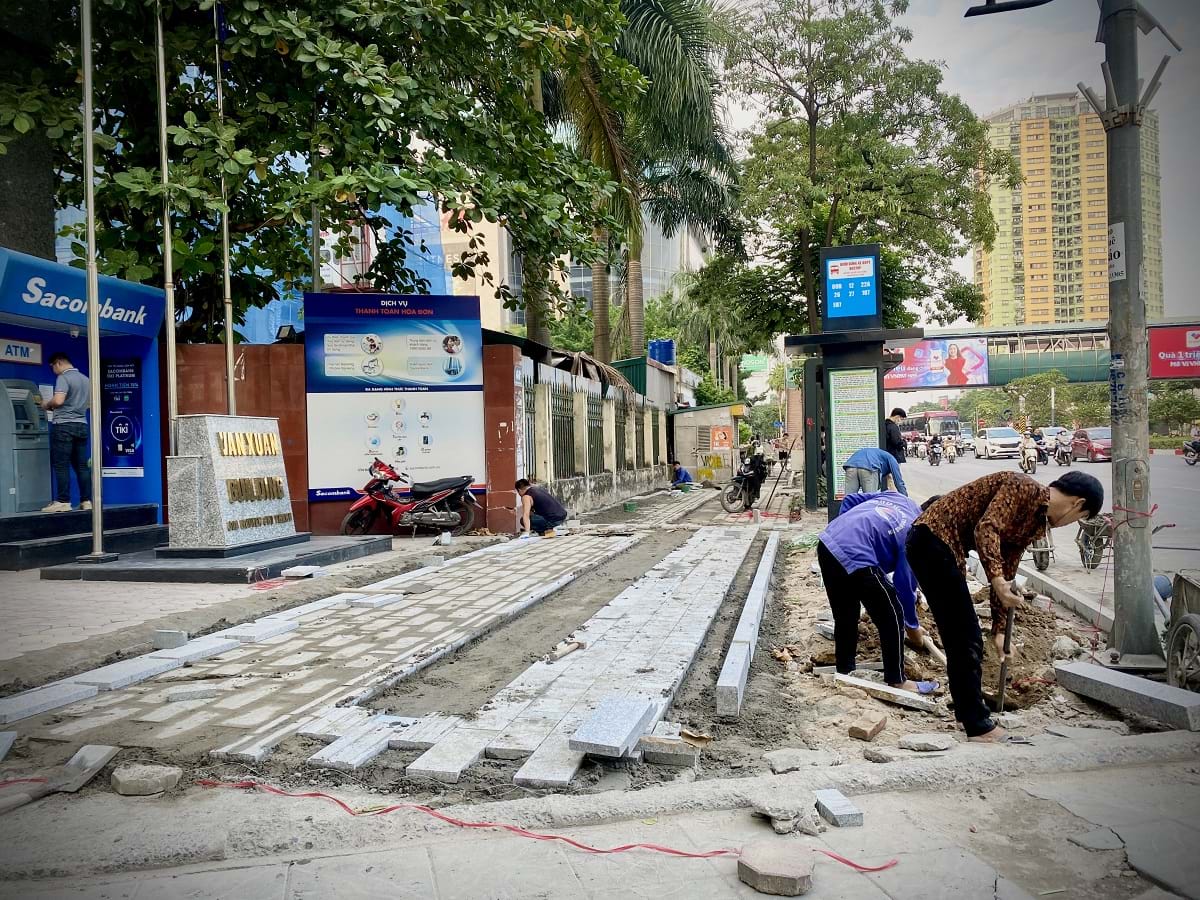 Vụ đá vỉa hè ở Hà Nội 'tự vỡ' do mưa: Không lẽ phải làm mái che cho vỉa hè?