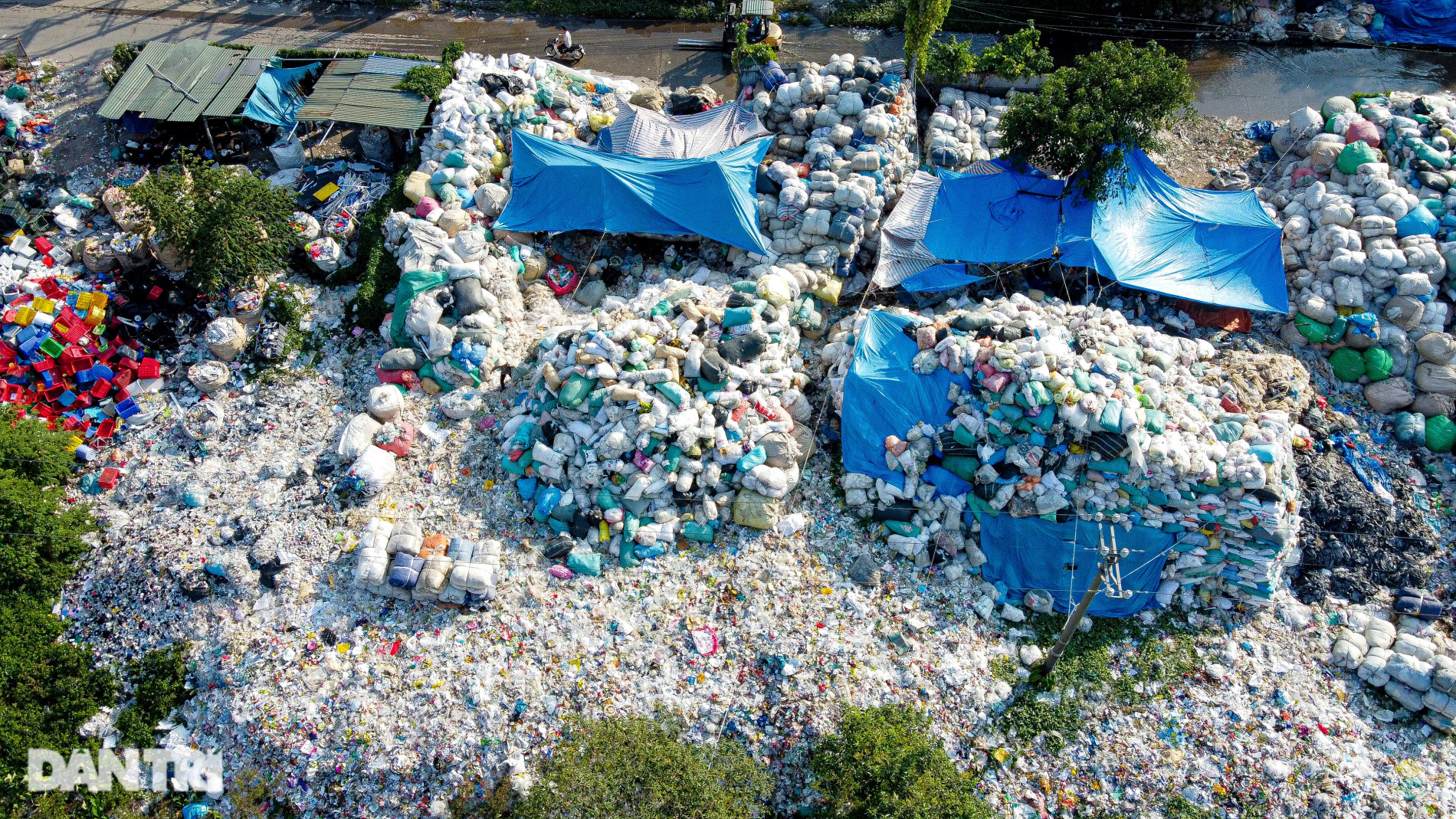 Cận cảnh đại công trường xay rác, người dân quanh năm ăn nhựa, uống nilon - 2