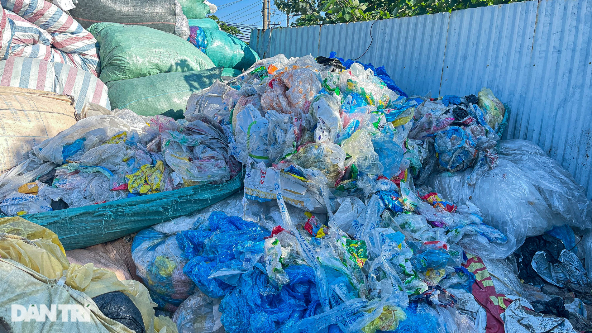 Cận cảnh đại công trường xay rác, người dân quanh năm ăn nhựa, uống nilon - 5