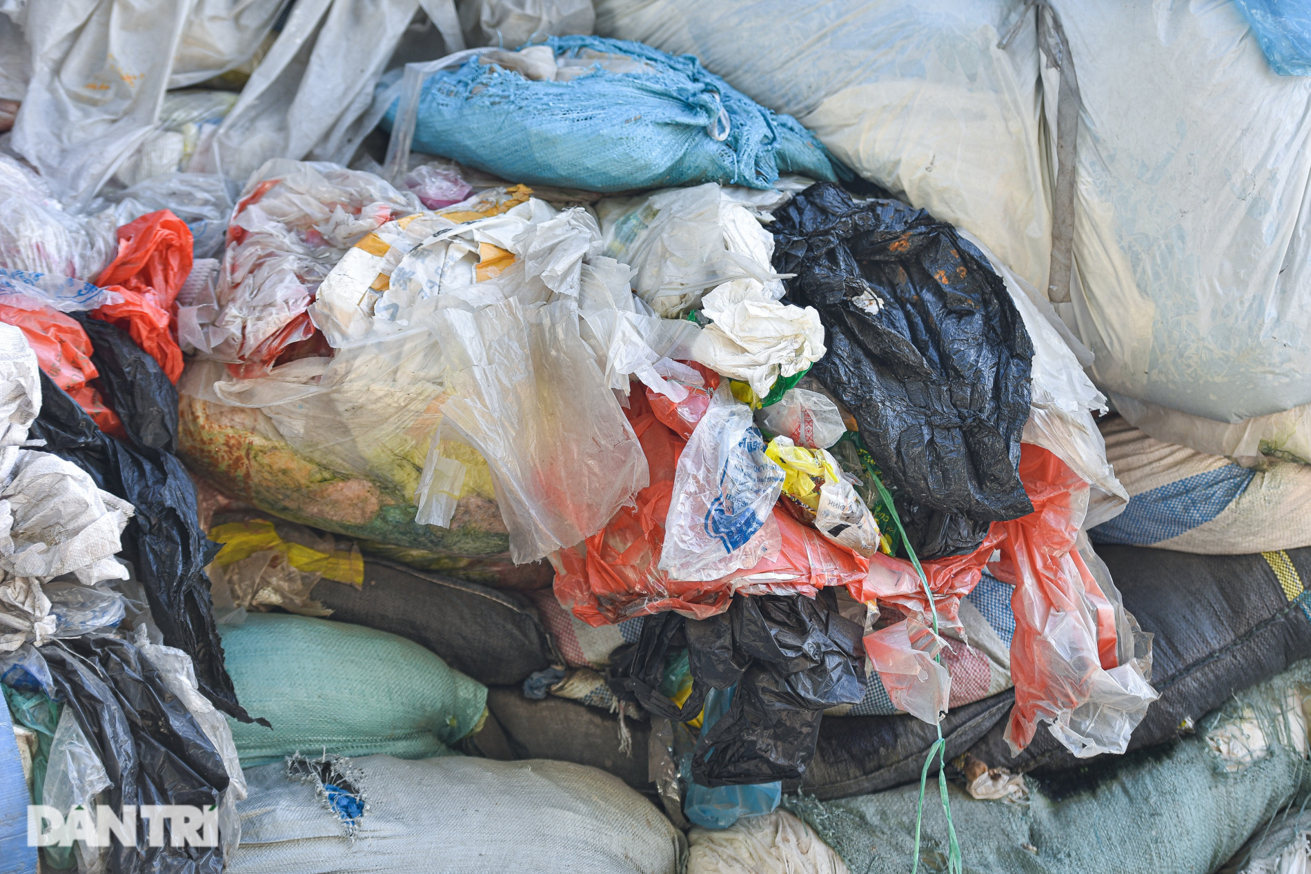 Cận cảnh đại công trường xay rác, người dân quanh năm ăn nhựa, uống nilon - 8