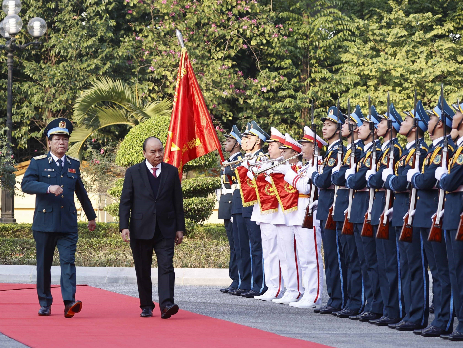 Chủ tịch nước Nguyễn Xuân Phúc thăm và làm việc tại Quân chủng Phòng không - Không quân - Ảnh 1.