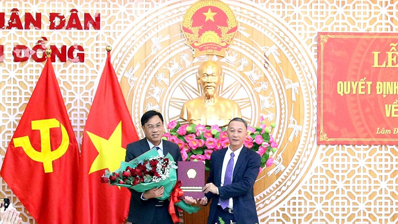 Chủ tịch UBND tỉnh Lâm Đồng trao Quyết định của Thủ tướng Chính phủ phê chuẩn chức vụ Phó Chủ tịch UBND tỉnh đối với đồng chí Võ Ngọc Hiệp.
