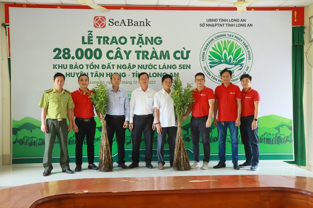 SeABank trao tặng 28.000 cây tràm cừ hỗ trợ Khu Bảo tồn Đất ngập nước Láng Sen ảnh 1