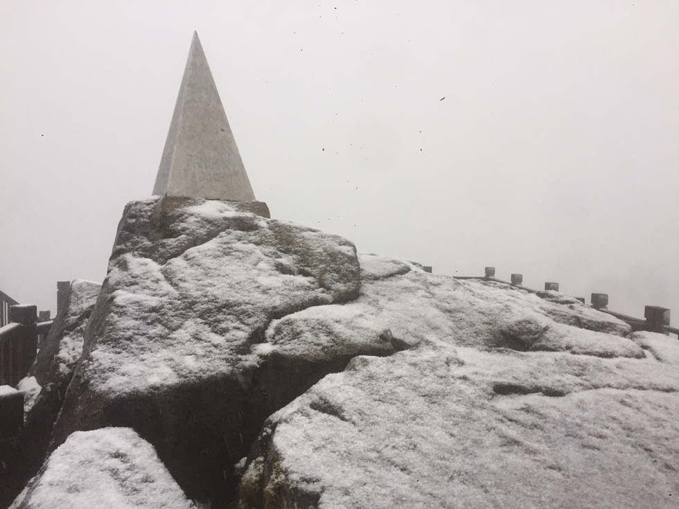 Nhiệt độ giảm sâu, đỉnh Fansipan xuất hiện tuyết rơi trắng xóa - Ảnh 4