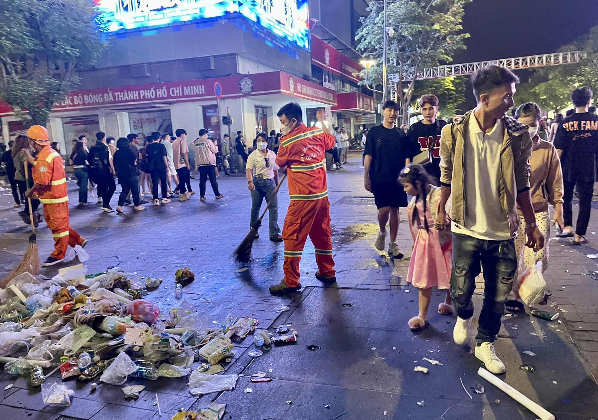 Giao thừa xong, phố đi bộ Nguyễn Huệ rác phủ đầy đường - Ảnh 3.
