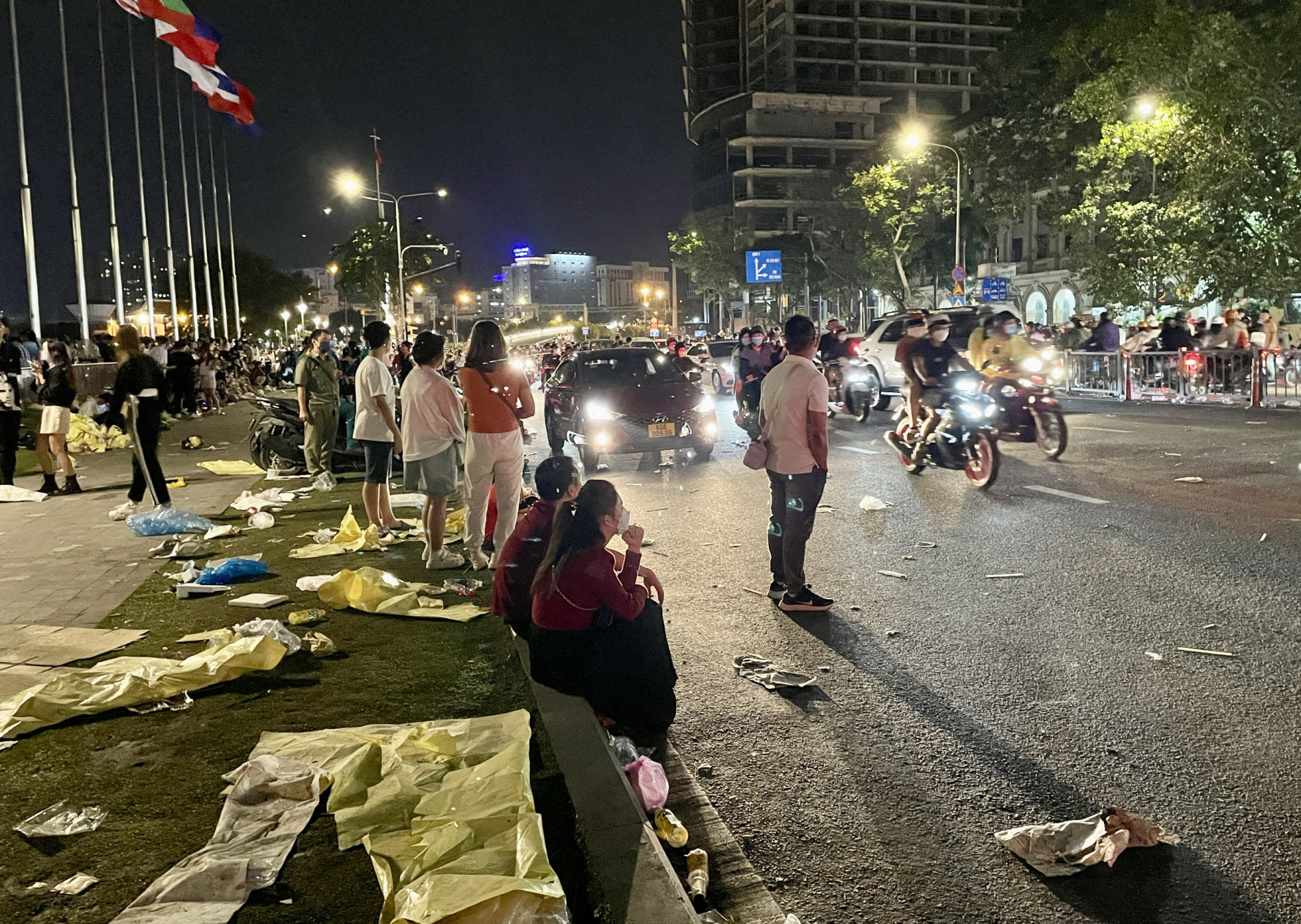 Giao thừa xong, phố đi bộ Nguyễn Huệ rác phủ đầy đường - Ảnh 5.