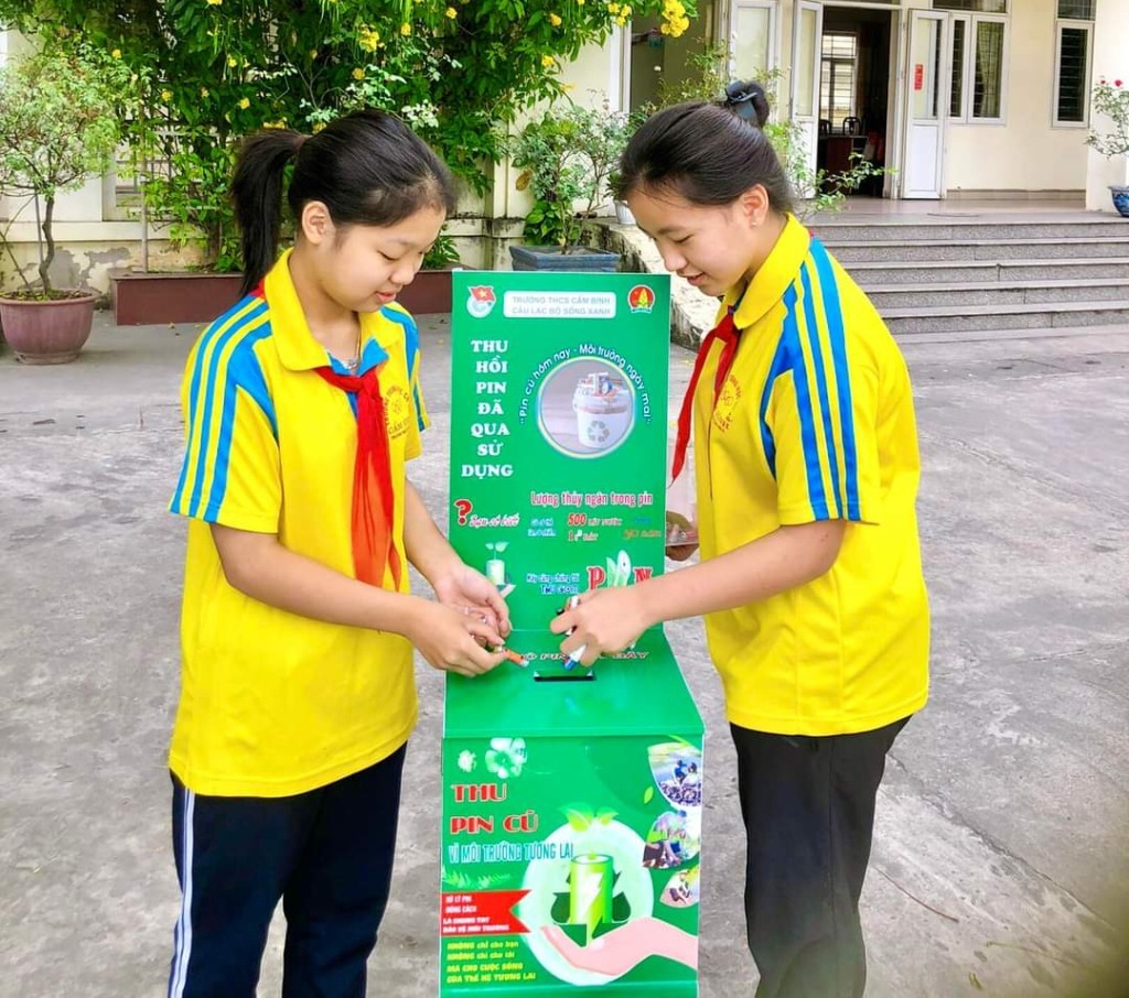 Mô hình thu gom pin cũ của CLB Sống xanh trường THCS Cẩm Bình (TP Cẩm Phả) thu hút đông đảo học sinh tham gia.