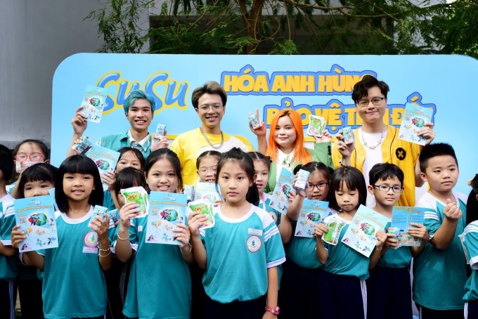 Nhóm Hero Team chụp ảnh lưu niệm cùng các học sinh trường tiểu học Nguyễn Văn Trỗi, quận 4, TP HCM, sau màn cam kết bảo vệ môi trường cùng các bé. Ảnh: Vinamilk